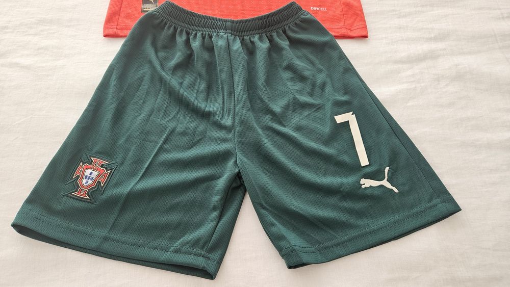 Equipamento criança Portugal 2025 Ronaldo