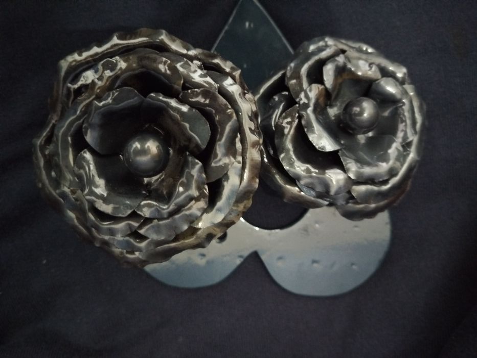 Металеве серце з трояндами