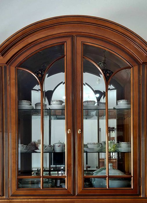 Aparador e cristaleira em madeira de cerejeira – estilo tradicional