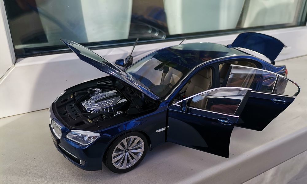 Kyosho BMW 750Li 1/18