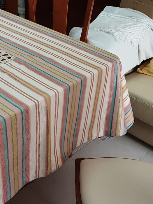 Toalha  de mesa ótimo tecido  com aplicação  em croché