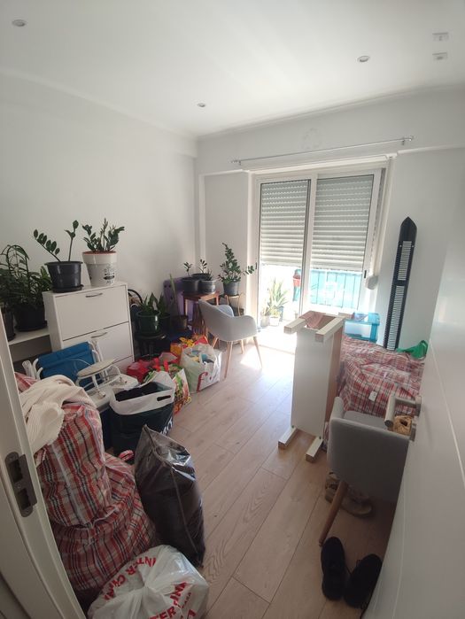 Arrendo Apartamento T2 em frente estação CP Amadora, junto à Câmara Municipal 
Av. Cardoso Lopes