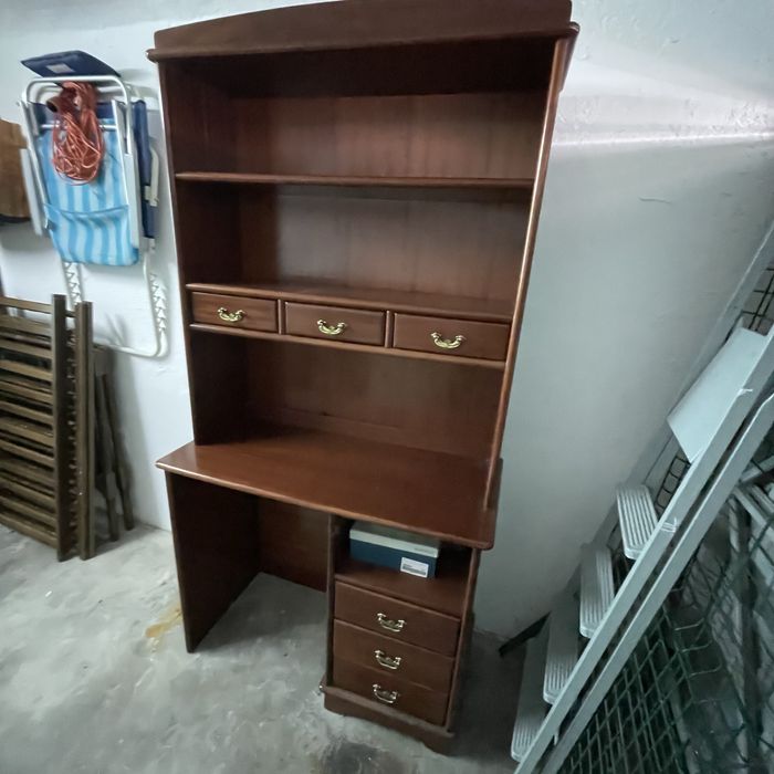 Escrivaninha em bom estado