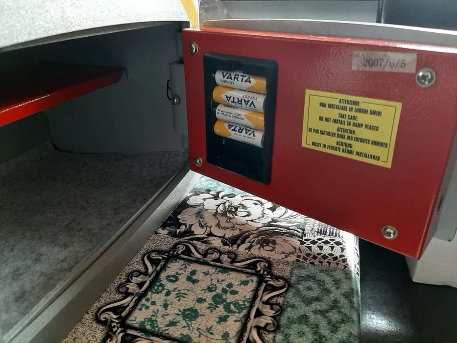 Włoski sejf elektroniczny Kopra N3851 z kluczem awaryjnym