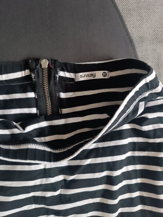 Spódniczka krótka w paski rozm. M na zasuwaku z tyłu.