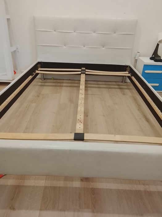 Estrutura cama 1.40 por 2 m + 1 mesa cabeceira