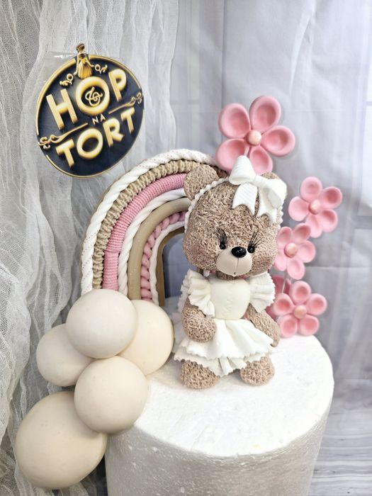Miś kwiatki tęcza z masy cukrowej dekoracja na tort chrzest roczek