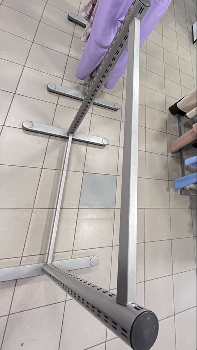 Міцна стійка для одягу