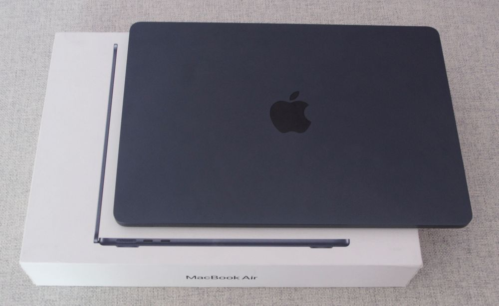 MacBook Air M4 13" 16GB ram, 512GB SSD, 20 cykli + rozszerzona gwarancja Apple care+ do końca 2028 kompletny, klawiatura ANSI