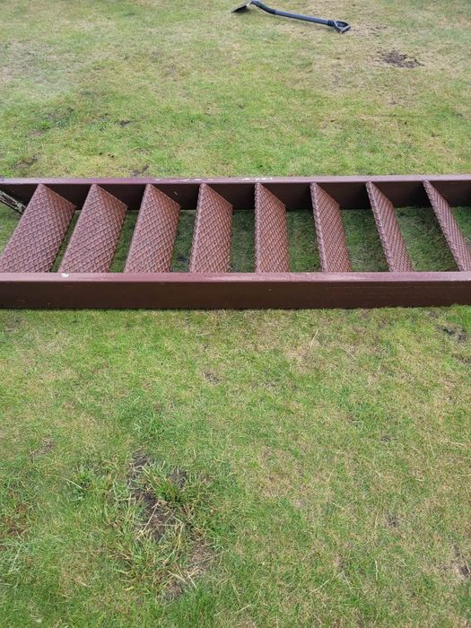 Solidne schody metalowe, warsztatowe, techniczne – blacha ryflowana