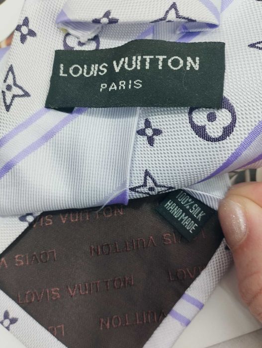 Галстук шелковый светло серый лавандовый
Louis Vuitton