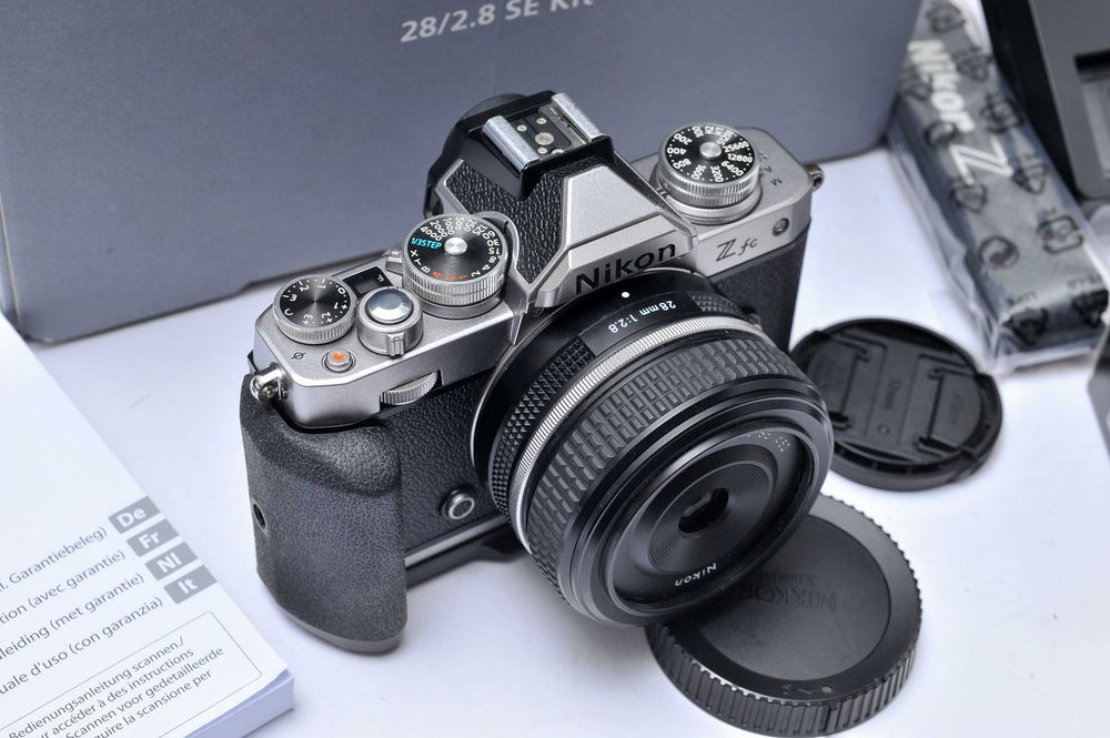 Nikon Zfc (seminova com adaptador de punho)