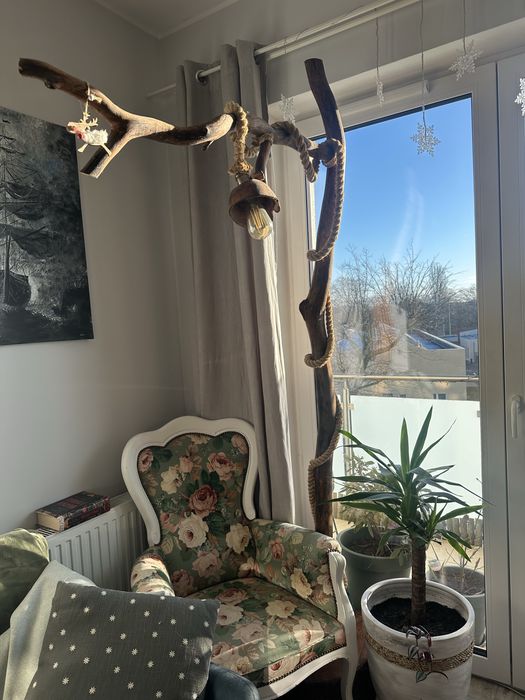 Lampa stojaca z prawdziwego drewna