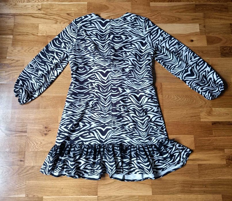Sukienka mini w zebrę falbanka Modern line XXL 44