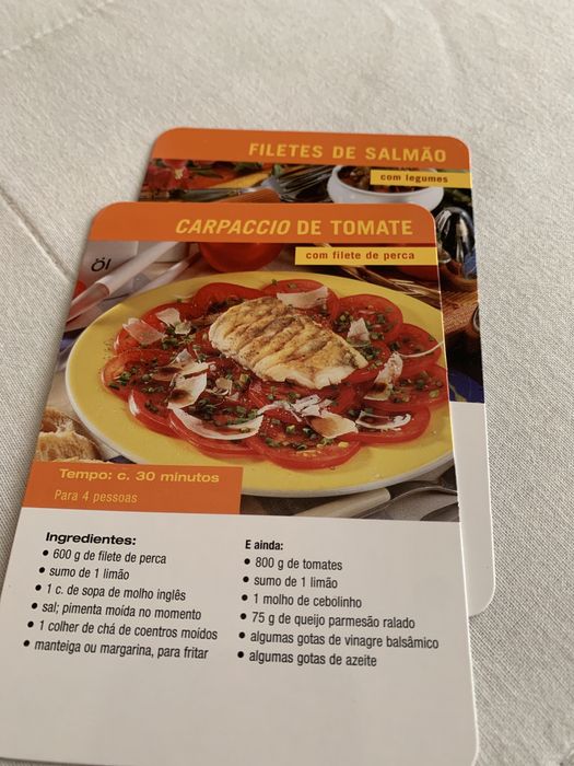 Livro de receitas dentro de lata