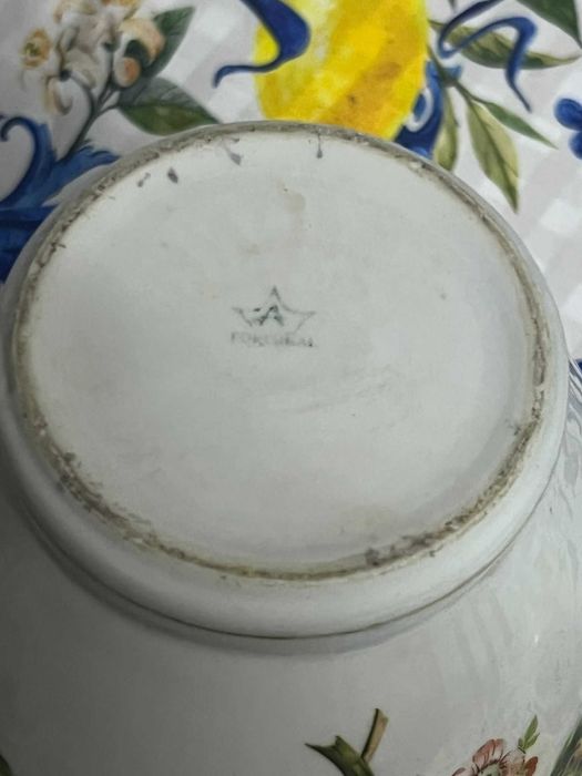 Jarra decorativa em porcelana portuguesa com tampa – pavão e flores