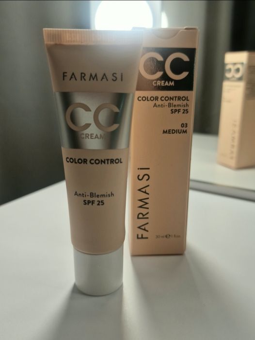 CC Podkład Color Control Farmasi Pielęgnujący Skórę