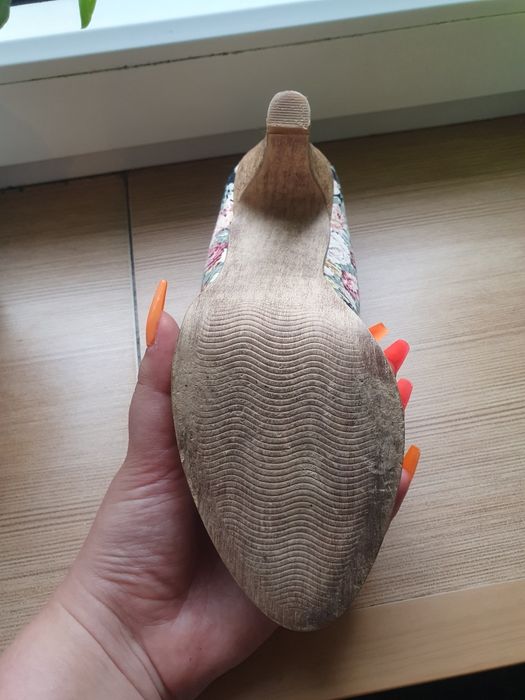 Szpilki w kwiaty