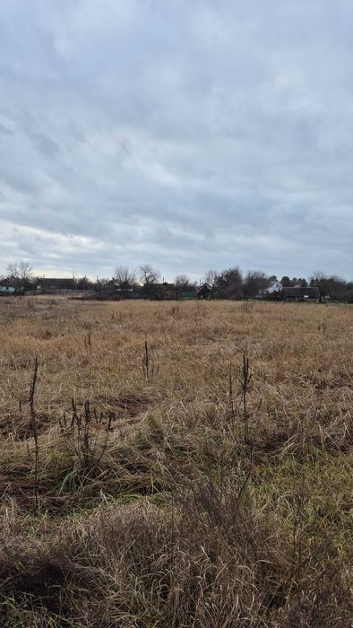 Велика ділянка зі старим будинком у селі Небрат