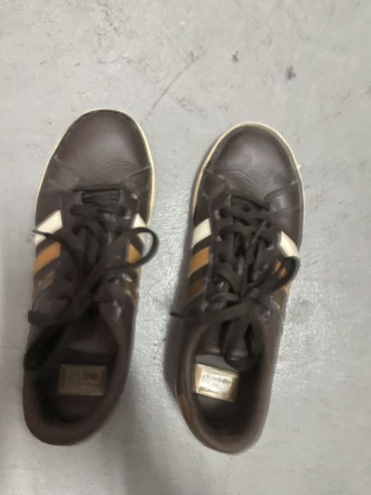 Tenis castanhos Adidas