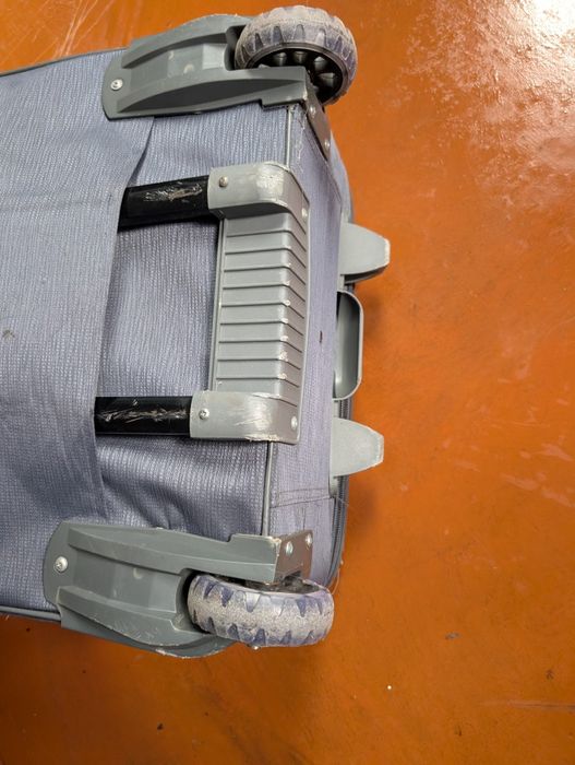 Продам валізу на колесах