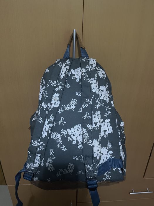 Mochila cinza e camel com padrão