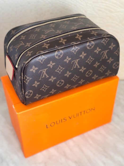 Дорожная косметичка LV в наличие
