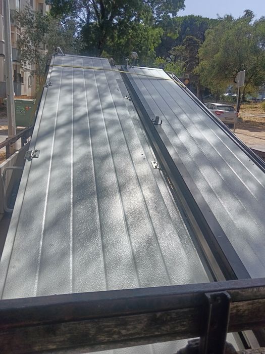 Portão selecionado em bom estado para desocupar com 2.45 altura e 3.30 largura com motor btf