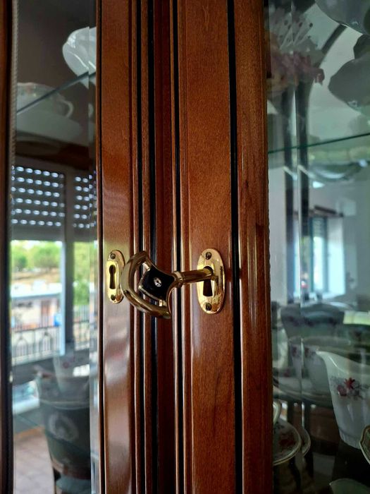 Aparador e cristaleira em madeira de cerejeira – estilo tradicional