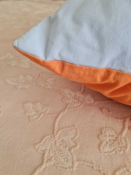 Almofada 40 x 40 cm, azul e laranja