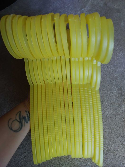 Lot de 19 cabides disponível em cinza e amarelo