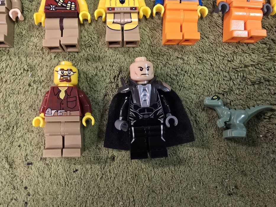 LEGO 21 figurek różne.