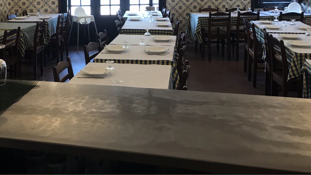 Mesas e cadeiras de madeira maciça