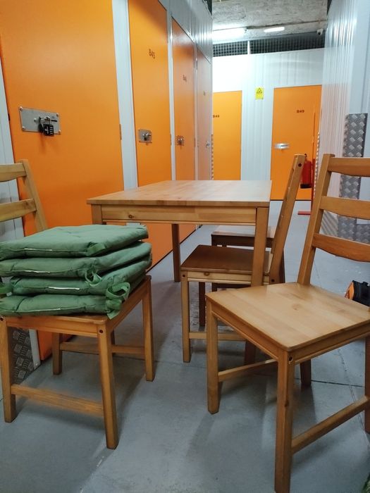 Vende-se Mesa e Cadeiras com pouco uso - Almofadas incluídas