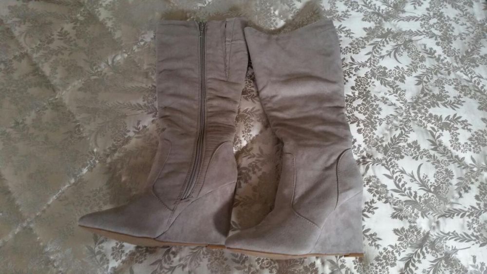 Botas cinzentas claras, de cano alto e salto de cunha. Novas!!