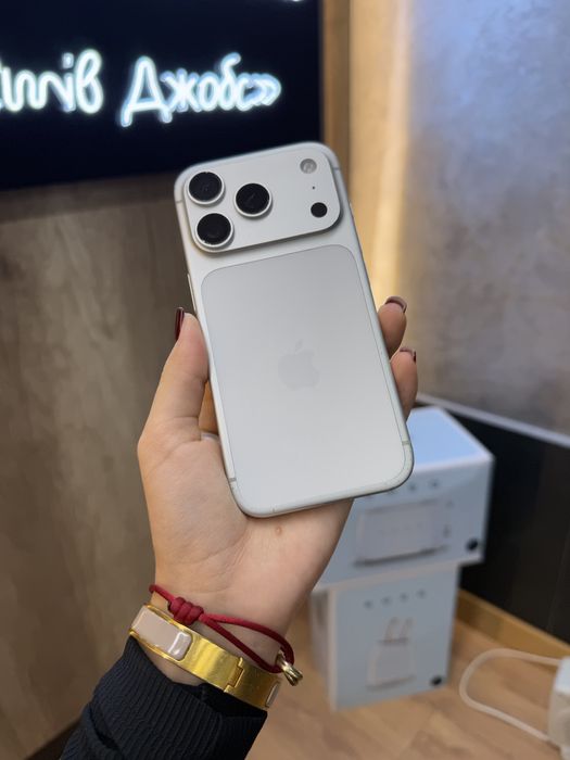 Б/у IPHONE 17Pro 256 Silver Neverlock Костюшка,5 igrand