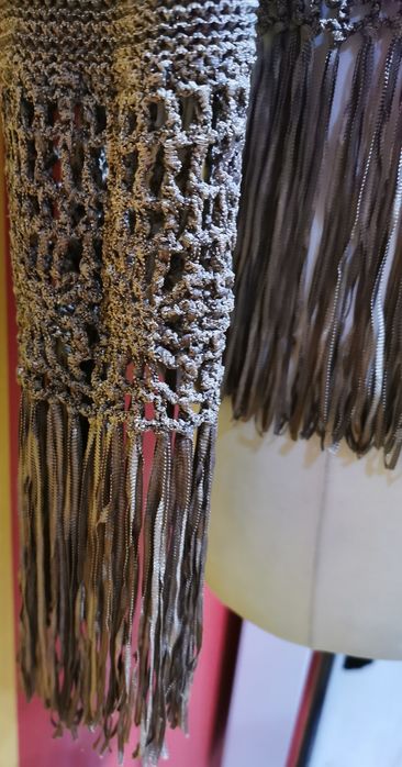 Sweterek z frędzlami Wallis