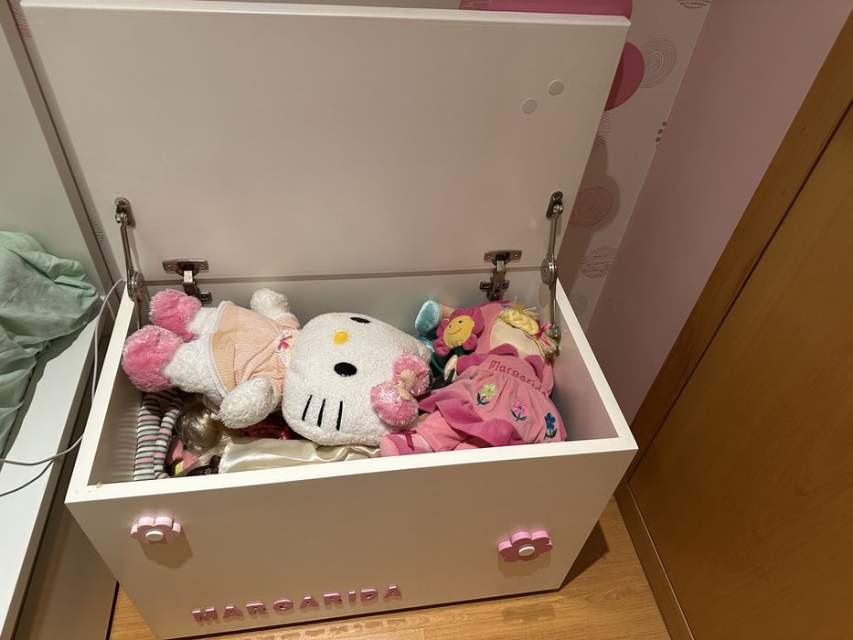 Cabide e baú ou arca - Margarida - madeira pinho