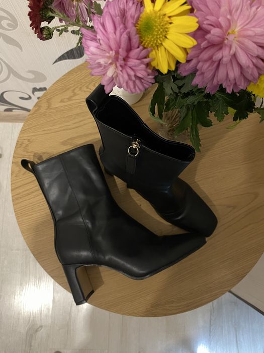 Ботильйони чоботи черевики на підборах з квадратним носиком