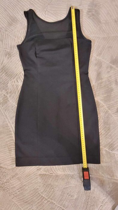 Mała czarna na siateczkowych ramiączkach