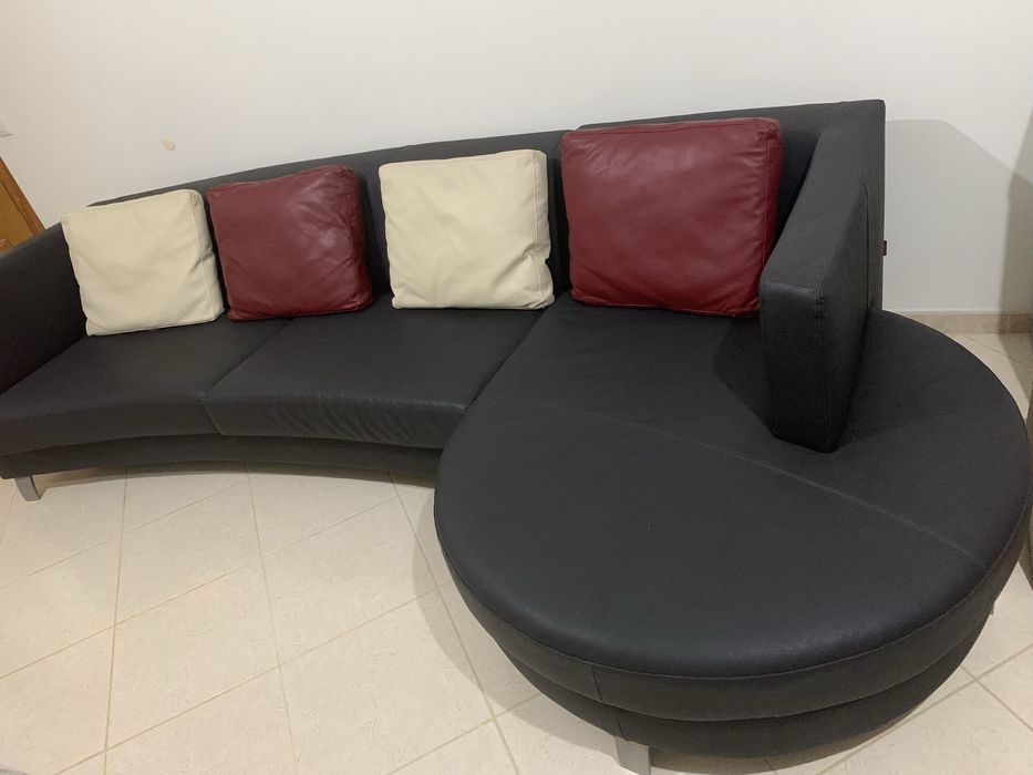 Sofá preto em pele.