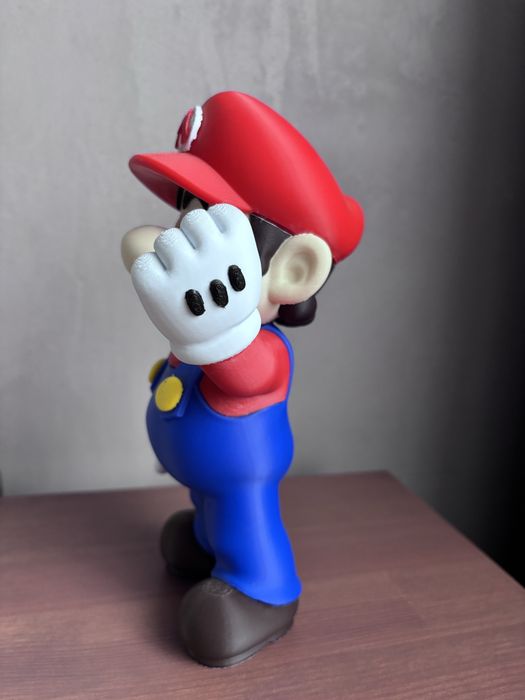 Figurka Mario.