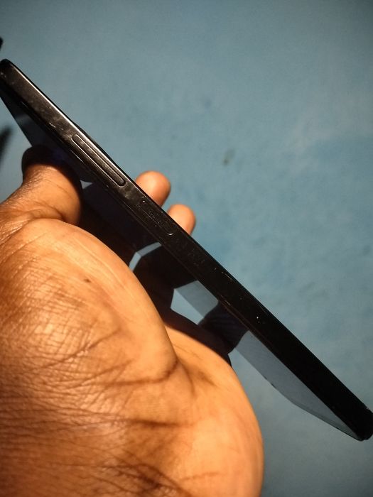 telemóvel é um Xiaomi Redmi 14C na cor Midnight Black.