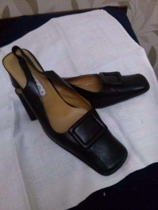 Босоніжки шкіряні .