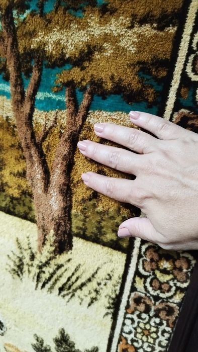 Quadro em madeira com tapete.