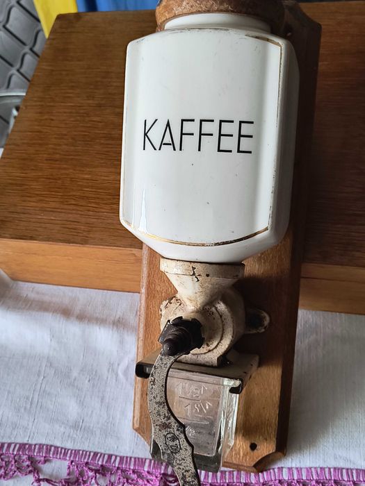 stary młynek do mielenia kawy ale nie tylko/porcelana