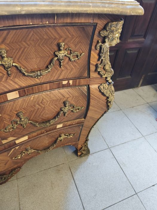cómoda de estilo Luís XV