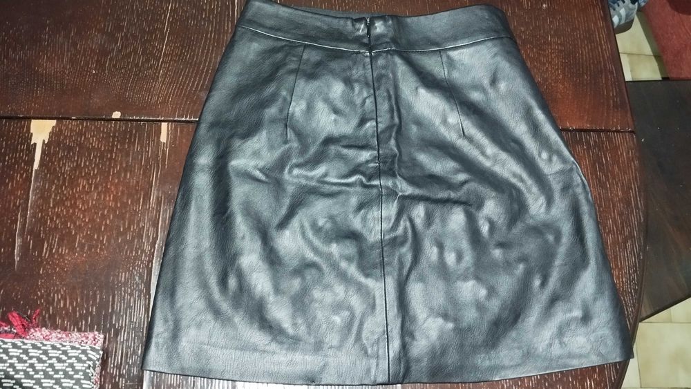 Saia curta com pérolas