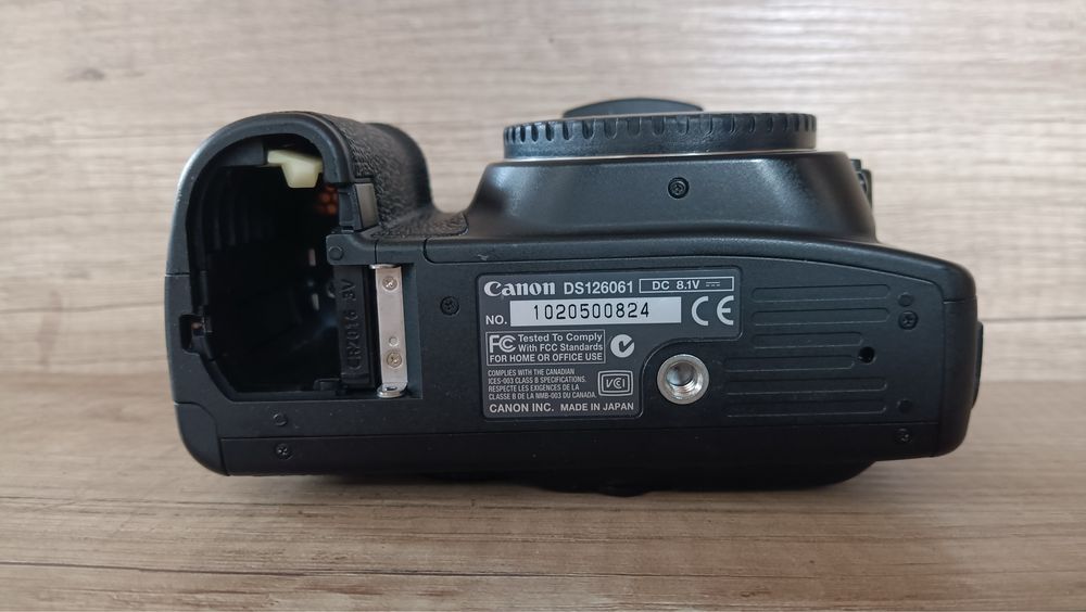 Canon EOS 20D дзеркальна камера з батарейним блоком Canon BG-E2 Japan