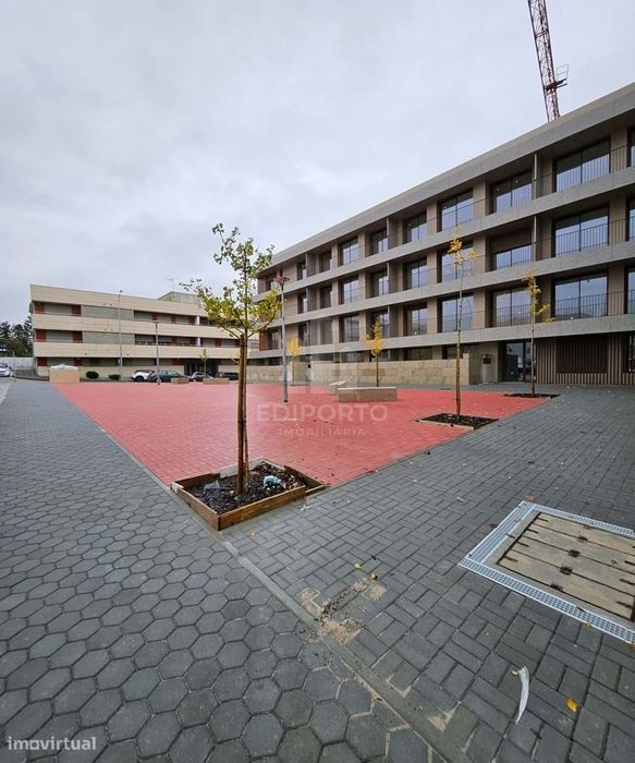 Apartamento  T2 e garagem fechada para 2 carros com áreas amplas e lum